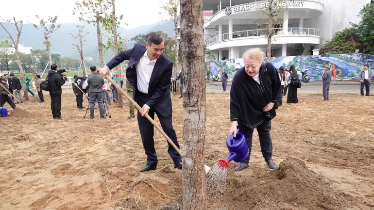 Chủ tịch Ủy ban nhân dân thành phố Đà Nẵng Lê Trung Chinh cùng đại biểu trồng cây.