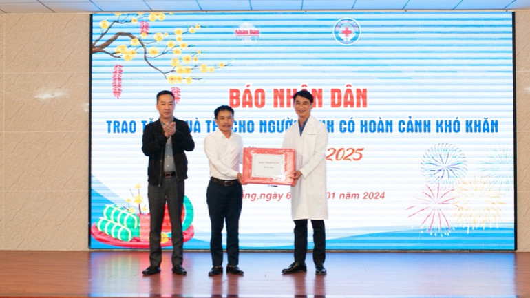 Đồng chí Phan Thái Sơn, Quyền Trưởng Cơ quan Thường trực Báo Nhân Dân tại Đà Nẵng trao quà cho Bệnh viện Đà Nẵng.