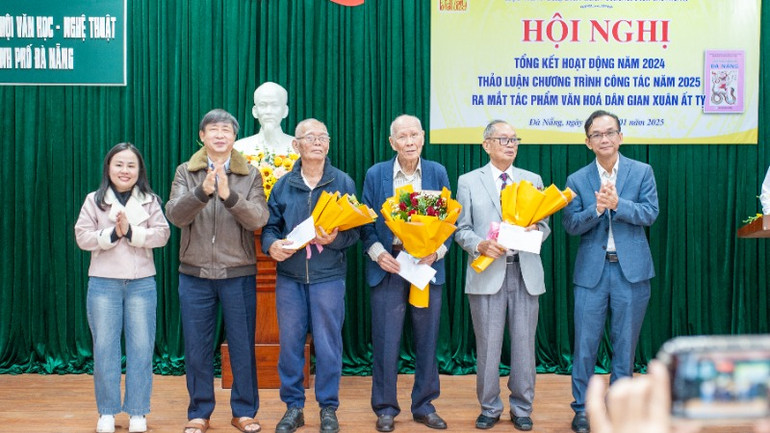 Đại diện Liên hiệp hội mừng thọ cho các hội viên cao tuổi.