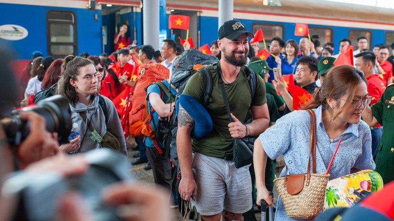 Những vị khách nước ngoài trên đoàn tàu Thống Nhất đã bày tỏ sự ngạc nhiên, vui sướng cùng người dân Việt Nam. Những vị khách nước ngoài trên đoàn tàu Thống Nhất đã bày tỏ sự ngạc nhiên, vui sướng cùng người dân Việt Nam.