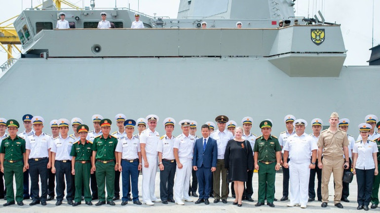 Các đại biểu chụp ảnh lưu niệm.