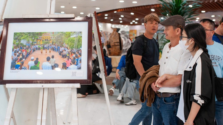 Người dân hào hứng với triển lãm.