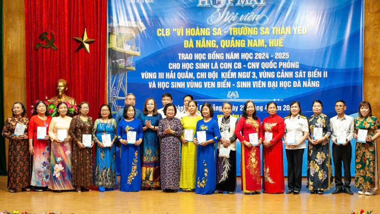 Lễ kết nạp hội viên Câu lạc bộ “Vì Hoàng Sa-Trường Sa thân yêu”.