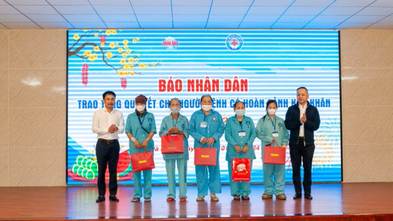 Lãnh đạo Cơ quan Thường trực Báo Nhân Dân tại Đà Nẵng trao quà Tết cho các bệnh nhân.