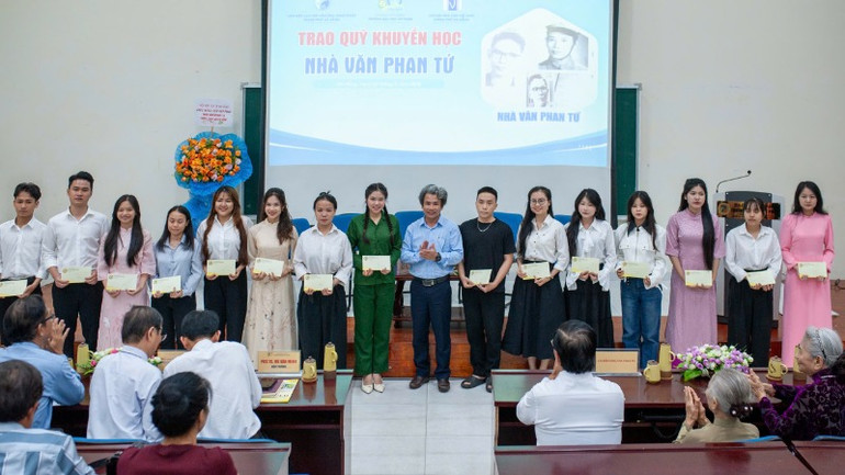 Trao Quỹ khuyến học mang tên nhà văn Phan Tứ cho 15 sinh viên ưu tú. Trao Quỹ khuyến học mang tên nhà văn Phan Tứ cho 15 sinh viên ưu tú.