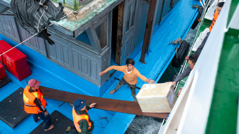 Vận chuyển quà Tết giữa sóng gió.