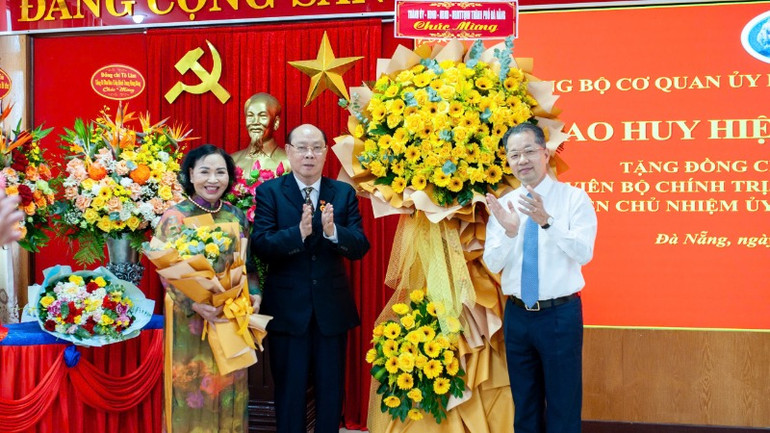 Bí thư Thành ủy Đà Nẵng Nguyễn Văn Quảng chúc mừng buổi lễ. Bí thư Thành ủy Đà Nẵng Nguyễn Văn Quảng chúc mừng buổi lễ.