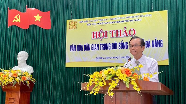 Chủ tịch Liên hiệp các Hội Văn học-Nghệ thuật thành phố Đà Nẵng Nguyễn Nho Khiêm phát biểu.