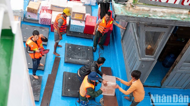 Vận chuyển quà Tết lên thuyền ngư dân.