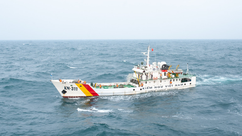 Cán bộ, chiến sĩ Tàu 311 vẫy tay chào.