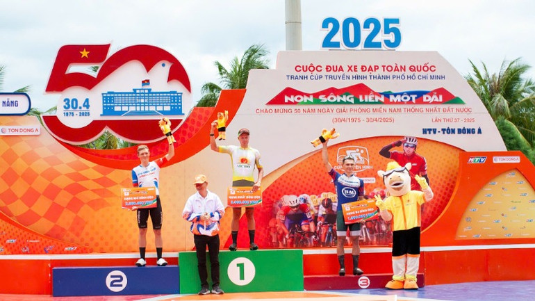 Trao giải chinh phục đèo Hải Vân.