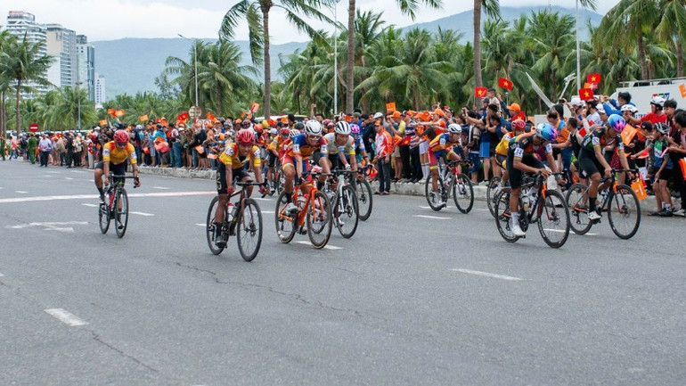 Các vận động viên tiến về đích