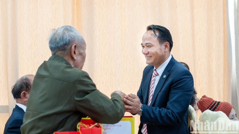 Phó Bí thư Thường trực Thành ủy Nguyễn Đình Vĩnh trao quà cho người có công.