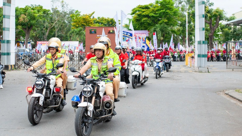 Phát lệnh diễu hành lễ mít-tinh hưởng ứng Ngày toàn dân hiến máu tình nguyện.