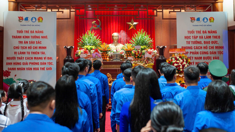 Các đại biểu dâng hương và báo công dâng Bác.