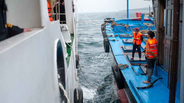 Khoảng cách giữa hai tàu.