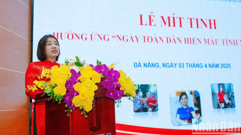 Bà Lê Thị Như Hồng, Chủ tịch Hội Chữ thập đỏ thành phố Đà Nẵng, Phó Trưởng ban Thường trực Ban Chỉ đạo vận động hiến máu tình nguyện thành phố phát biểu.