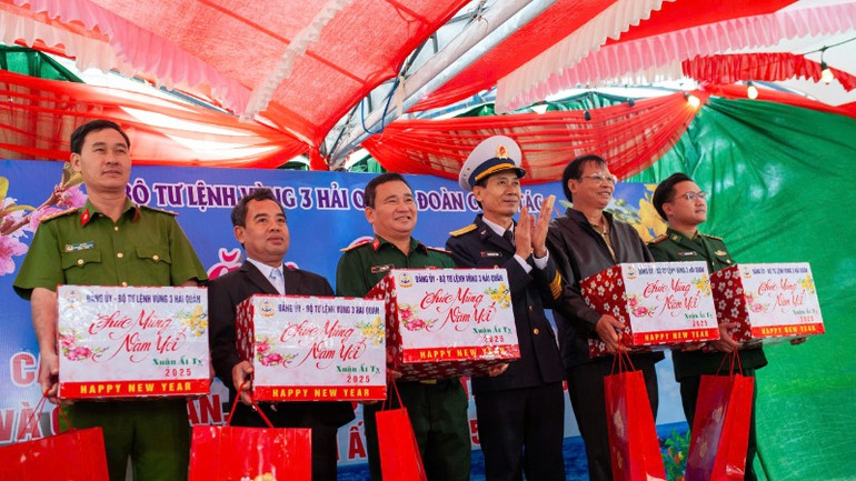 Vùng 3 Hải quân trao quà cho chính quyền, quân và dân huyện đảo Lý Sơn.