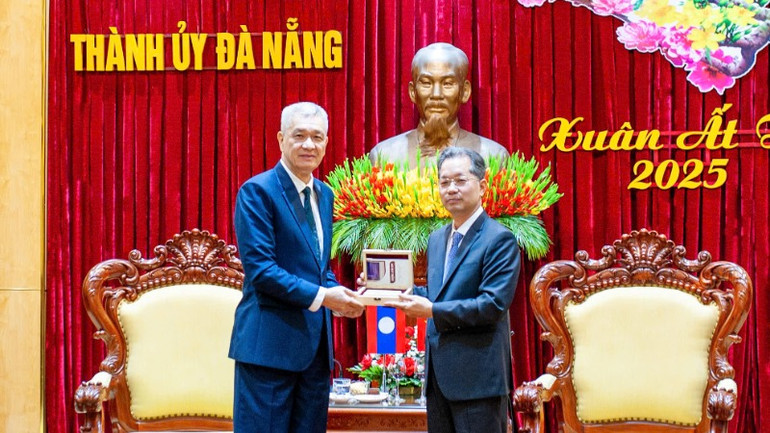 Đồng chí Nguyễn Văn Quảng, Bí thư Thành ủy Đà Nẵng tặng quà lưu niệm.