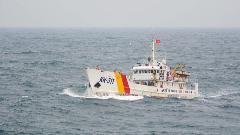 Tàu 311 làm nhiệm vụ trực Tết trên biển tiến lại gần.