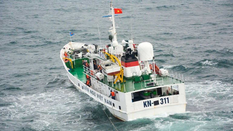 Các chiến sĩ Tàu 311 nhanh chóng tiếp cận các thùng quà Tết.