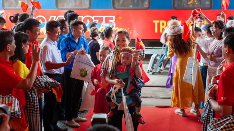 Bầu không khí tràn ngập niềm hạnh phúc của người dân ba miền. Bầu không khí tràn ngập niềm hạnh phúc của người dân ba miền.