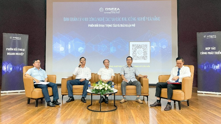 Đại diện lãnh đạo các ban, sở, ngành giải đáp các vướng mắc của doanh nghiệp tại hội nghị.