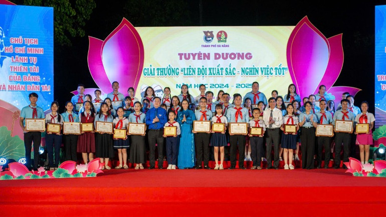 Lãnh đạo thành phố Đà Nẵng tuyên dương các đơn vị là “Liên đội Xuất sắc-Nghìn việc tốt cấp thành phố năm học 2024-2025”.