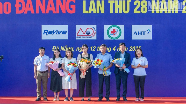 Ban tổ chức trao hoa cho các đơn vị tài trợ.