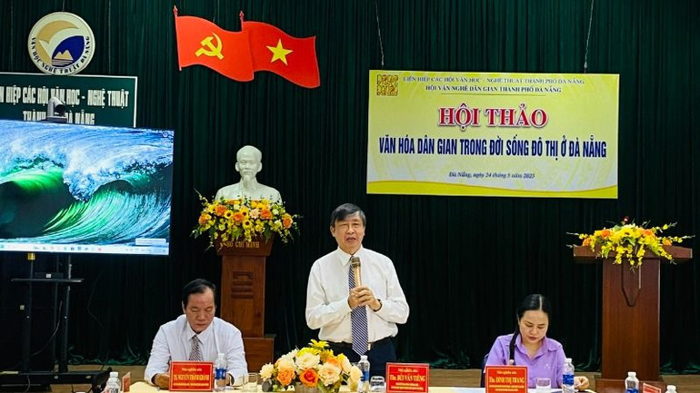 Nhà nghiên cứu Bùi Văn Tiếng phát biểu tại hội thảo.