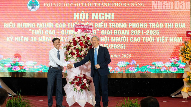 Trung ương Hội Người cao tuổi Việt Nam tặng hoa chúc mừng hội nghị.