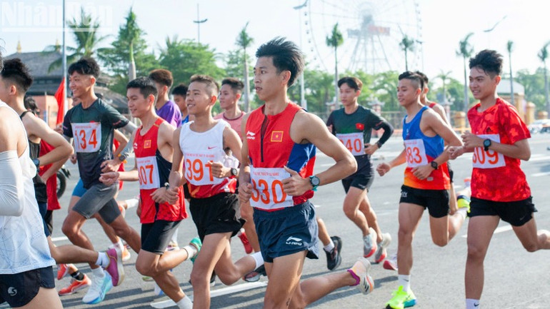 Giải Việt dã - chạy Vũ trang truyền thống Báo Đà Nẵng còn có sự tham gia của các vận động viên chuyên nghiệp.