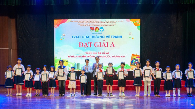 Trao giải thưởng cuộc thi vẽ tranh "Thiếu nhi Đà Nẵng - Tự hào truyền thống, Vững bước tương lai". Trao giải thưởng cuộc thi vẽ tranh "Thiếu nhi Đà Nẵng - Tự hào truyền thống, Vững bước tương lai".