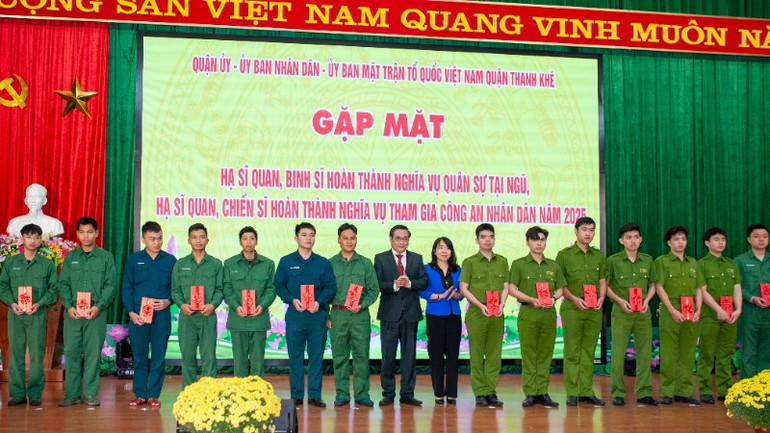 Lãnh đạo quận Thanh Khê trao quà cho quân nhân xuất ngũ năm 2025 trên địa bàn quận.