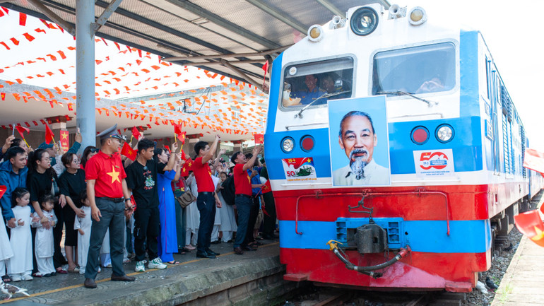 Đoàn tàu Thống Nhất mang số hiệu SE1 xuất phát từ Ga Hà Nội tiến vào ga Đà Nẵng với niềm hân hoan, vui sướng. Đoàn tàu Thống Nhất mang số hiệu SE1 xuất phát từ Ga Hà Nội tiến vào ga Đà Nẵng với niềm hân hoan, vui sướng.