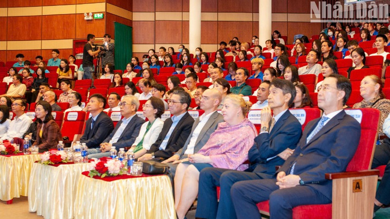 Các đại biểu tham dự chương trình.