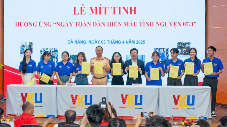 Các đại biểu và đoàn viên, sinh viên đăng ký hiến mô tạng.