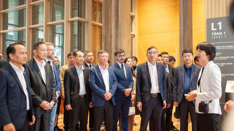 Lãnh đạo thành phố và các đại biểu tham quan Bảo tàng Đà Nẵng.