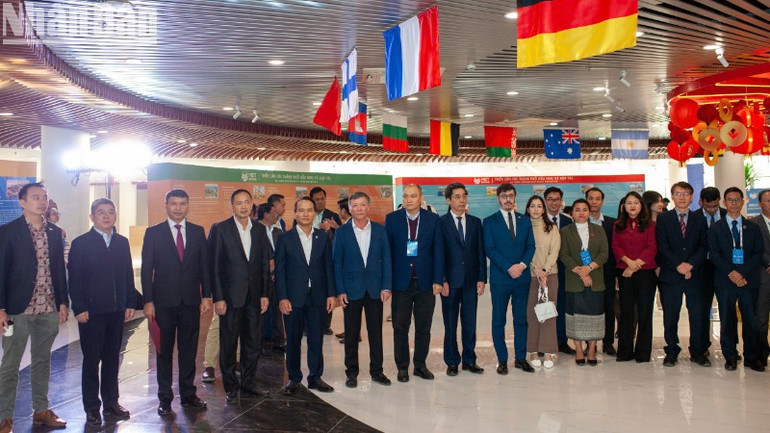 Lãnh đạo thành phố và các đại biểu tại Công viên APEC.