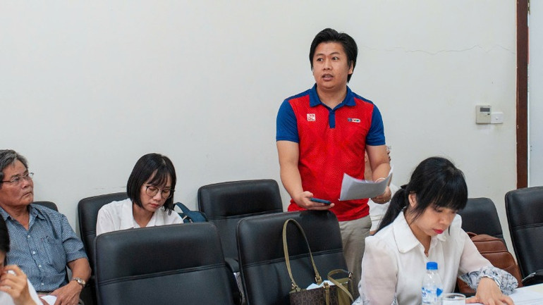 Phóng viên tham dự buổi gặp mặt báo chí phát biểu.