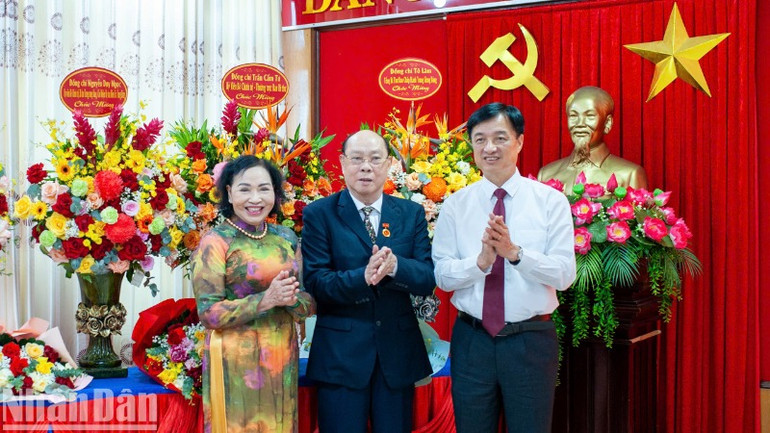 Tổng Bí thư Tô Lâm gửi lẵng hoa chúc mừng Lễ trao Huy hiệu 60 năm tuổi Đảng tặng đồng chí Nguyễn Văn Chi. Tổng Bí thư Tô Lâm gửi lẵng hoa chúc mừng Lễ trao Huy hiệu 60 năm tuổi Đảng tặng đồng chí Nguyễn Văn Chi.