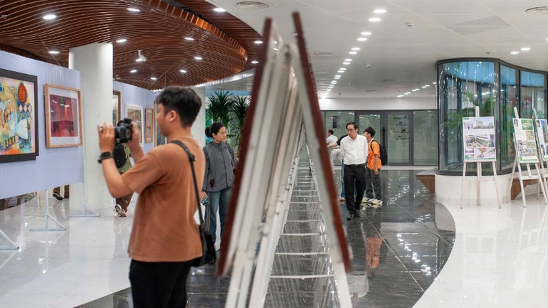 Không gian triển lãm được phân chia thành nhiều khu khác nhau theo từng lĩnh vực.