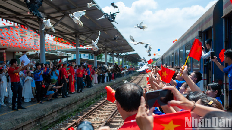 Người dân Đà Nẵng chào đón đoàn tàu SE1 tiến vào Ga Đà Nẵng bằng nghi thức thả chim bồ câu. Người dân Đà Nẵng chào đón đoàn tàu SE1 tiến vào Ga Đà Nẵng bằng nghi thức thả chim bồ câu.