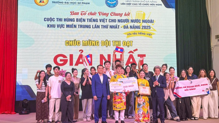 Ban tổ chức trao thưởng cho đội thi giành giải Nhất.