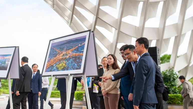 Các đại biểu trải nghiệm không gian văn hóa đặc trưng của thành phố.