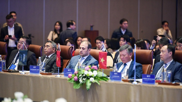 Các đại biểu tại phiên chính thức của diễn đàn.