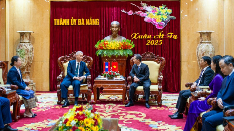 Quang cảnh buổi tiếp và làm việc.