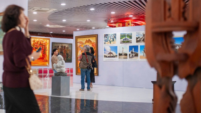 Nhiều tác phẩm nghệ thuật đặc sắc được trưng bày tại triển lãm.