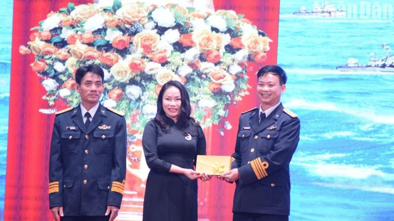 Trao hỗ trợ an sinh xã hội cho con em ngư dân Vùng 3.