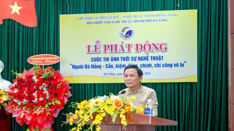 Các đại biểu trao đổi tại Lễ phát động Cuộc thi.